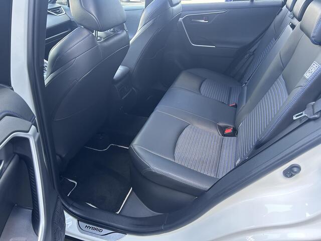 Toyota RAV4 2.5 Hybrid Bi-Tone | Panoramisch dak | JBL Premium audio | Achteruitrij camera | Stoelverwarming | Keyless entry- & start |