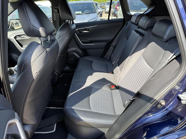 Toyota RAV4 2.5 Hybrid AWD Bi-Tone Stoel/stuur verwarming, 360 graden camera, JBL premium, Panoramic view monitor, 1650 kg trekgewicht