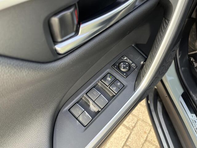 Toyota RAV4 Adventure , JBL Premium audio ,Stoel- & stuurwiel verwarming , Elek. Achterklep ,Elek. Inklapbare buitenspiegels , Autom. Dimmende binnenspiegel , Keyless , Treeplanken