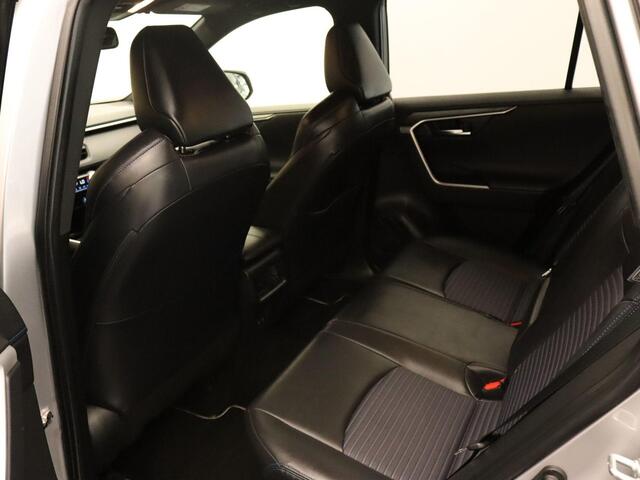 Toyota RAV4 2.5 Hybrid AWD Bi-Tone - AFNEEMBARE TREKHAAK 1650KG GEREMD TREKGEWICHT - BEARLOCK - ELEKTRISCHE ACHTERKLEP - DODEHOEK DETECTIE - STOEL EN STUUR VERWARMING - PARKEERSENSOREN VOOR EN ACHTER - KEYLESS ENTRY & START