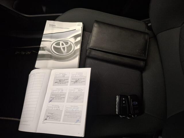Toyota RAV4 2.5 Hybrid First Edition / Nederlandse Auto / Navigatie / Apple CarPlay/Android Auto / Dealer Onderhouden / 360 Graden Camera / Fabrieksgarantie t/m 03-2029 /
