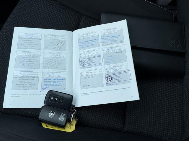 Toyota RAV4 2.5 Hybrid Dynamic | Nieuw Binnen | Navigatie | Climate Control | Trekhaak | Camera | APK 12-01-2027 |