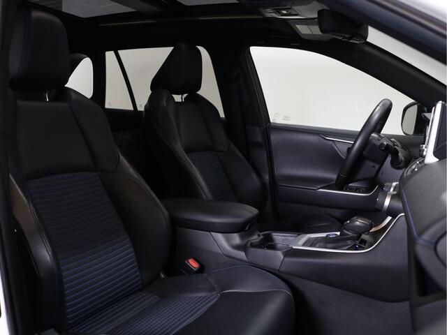 Toyota RAV4 2.5 Hybrid AWD Bi-Tone | Schuif - / kanteldak | Alarm klasse 3 | Trekgewicht 680 kg door Amerikaanse uitvoering |
