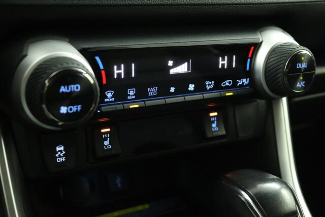 Toyota RAV4 2.5 Hybrid AWD Bi-Tone | 1650kg trekgewicht! | Electrische Achterklep | Parkeersensoren rondom | Camera | Draadloos Telefoonladen | 10 Jaar Garantie |