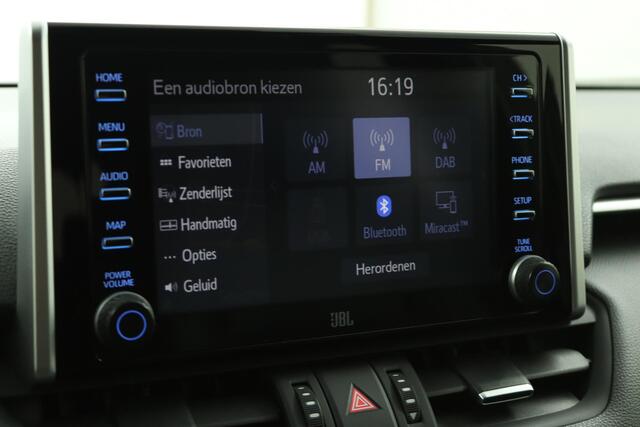Toyota RAV4 2.5 Hybrid AWD Bi-Tone | 1650kg trekgewicht! | Electrische Achterklep | Parkeersensoren rondom | Camera | Draadloos Telefoonladen | 10 Jaar Garantie |