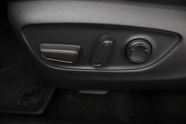 Toyota RAV4 2.5 Plug-in Hybrid AWD Bi-Tone Plus | Trekhaak | JBL Audio | Led Verlichting | 360 Camera en Sensoren | Stoelverwarming en Verkoeling |