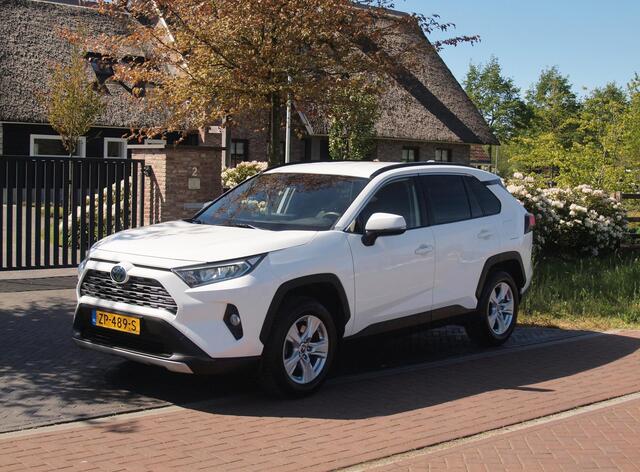 Toyota RAV4 2.5 Hybrid AWD Active | Camera | Trekhaak 1650 trek gewicht | Apple Carplay | Navi | Cruise Control | NL-Auto |