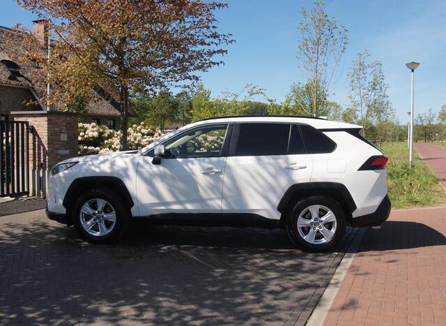 Toyota RAV4 2.5 Hybrid AWD Active | Camera | Trekhaak 1650 trek gewicht | Apple Carplay | Navi | Cruise Control | NL-Auto |