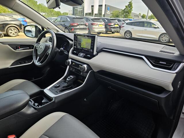 Toyota RAV4 2.5 Hybrid AWD Bi-Tone 220 pk | Trekhaak | Leder | Schuif-kanteldak | JBL geluid | Stoelverwarming | Camera etc.