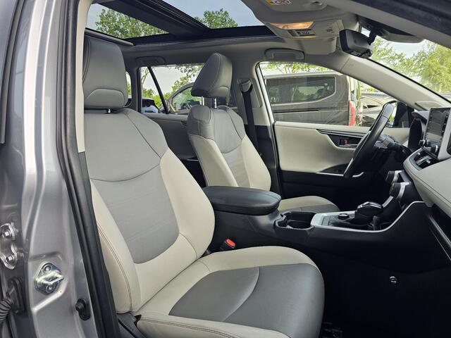 Toyota RAV4 2.5 Hybrid AWD Bi-Tone 220 pk | Trekhaak | Leder | Schuif-kanteldak | JBL geluid | Stoelverwarming | Camera etc.
