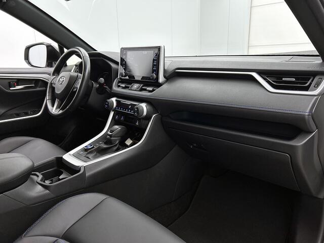 Toyota RAV4 2.5 Hybrid AWD Bi-Tone | 1650KG trekgewicht | Stoel+stuurverwarming | Elektrische Achterklep | Parkeersensoren Voor+achter | Draadloze telefoonlader | Apple CarPlay/Android Auto | Cruise Control Adaptive |