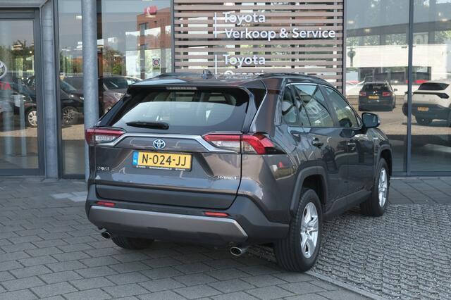 Toyota RAV4 2.5 Hybrid Active Automaat | Apple Carplay / Android auto | Achteruitrij camera | Stoel verwarming | 17" lichtmetalen velgen | 7 inch digitaal instrumentenpaneel | Parkeerhulpcamera achter met breedbe