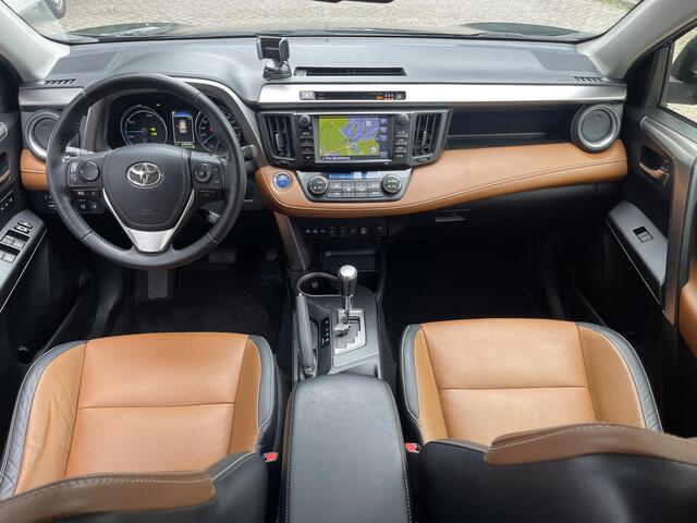 Toyota RAV4 2.5 Hybrid Executive | Panorama dak | Dodehoek detectie | 360° camera | Trekhaak| Adaptive cruise control | Keyless entry | Lederen bekleding | Voorstoelen verwarmd | Parkeersensoren |