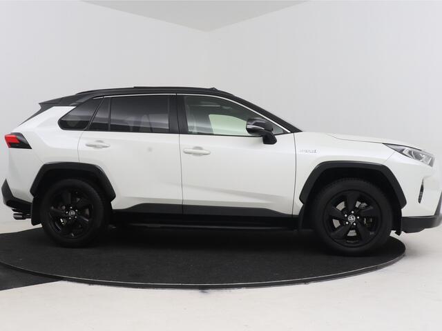 Toyota RAV4 2.5 Hybrid AWD Bi-Tone Innovation Pack I Panoramisch schuif-kanteldak I 360 graden camera I Digitale binnenspiegel I Trekhaak - 1650 KG trekgewicht | JBL | Dodehoek detectie | Navigatie | Apple CarPlay/Android Auto |
