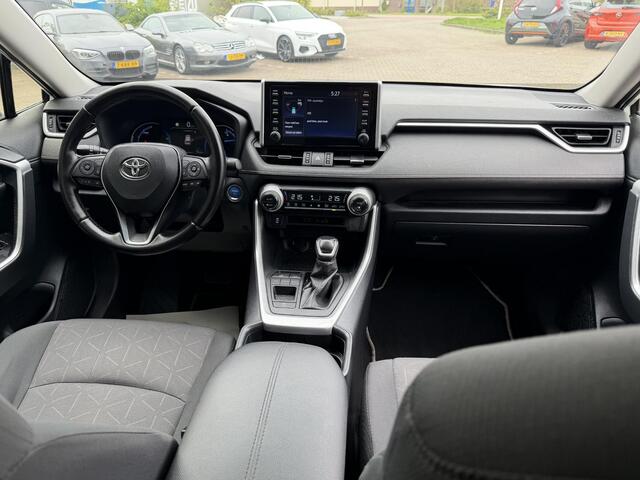 Toyota RAV4 2.5 Hybrid First Edition APPLE CARPL./ANDROID AUTO | DODEHOEK DETECTIE | CAMERA | LED KOPLAMPEN | NAVIGATIE | KEYLESS ENTRY/GO | PARKEREN SENSOREN | STUURVERWARMING | STOELVERWARMING | VOORRUIT VERWARMING |