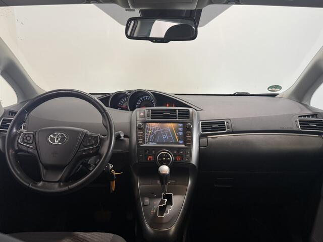 Toyota VERSO 1.8 VVT-i Dynamic | Trekhaak | Fabrieksnavigatie | Zeer lage KM-stand |