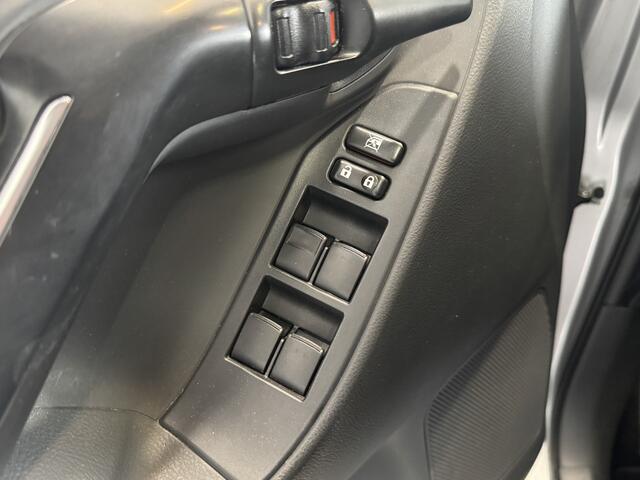 Toyota VERSO 1.8 VVT-i Dynamic | Trekhaak | Fabrieksnavigatie | Zeer lage KM-stand |