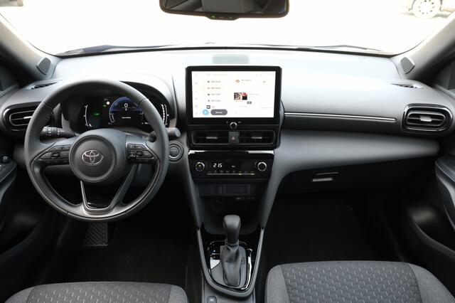 Toyota YARIS Hybrid 115 First