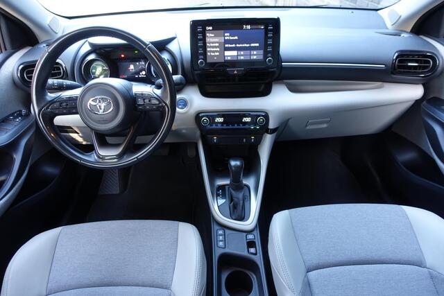 Toyota YARIS 1.5 Hybrid Selection Edition l BI-Tone l Stoelverwarming l 17' l Half Leder l Camera