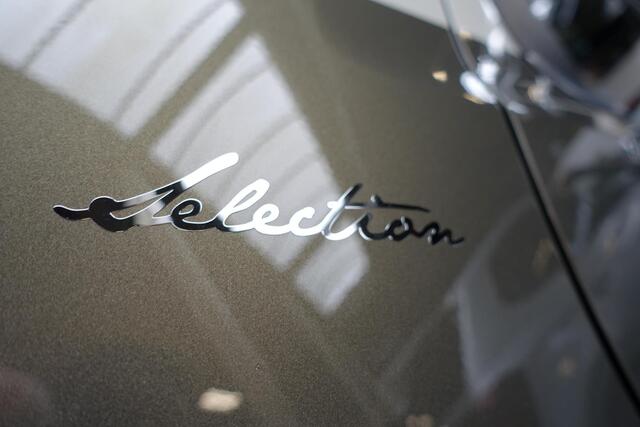 Toyota YARIS 1.5 Hybrid Selection Edition l BI-Tone l Stoelverwarming l 17' l Half Leder l Camera