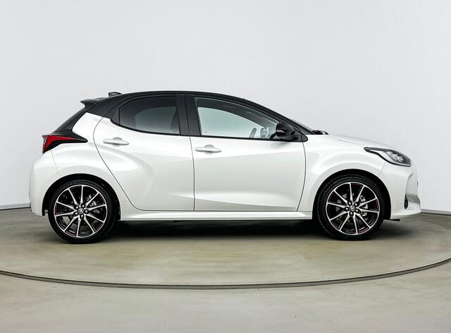 Toyota YARIS 1.5 Hybrid 130 GR Sport | Premium pack | Stuur/Stoelverwarming | Dodehoekdetectie | JBL |* | Direct leverbaar |