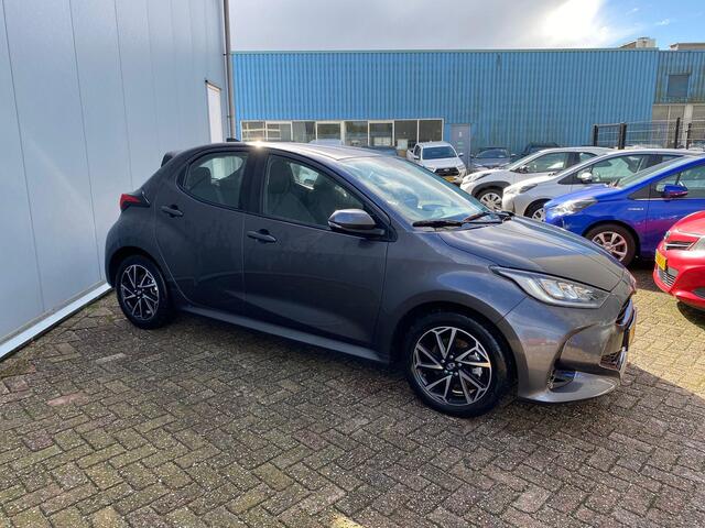 Toyota YARIS 1.5 Hybrid Dynamic | 1e Eigenaar | Nieuw Geleverd & Onderhouden | BTW'er | Parkeersensoren voor en achter | LM Velgen | Apple Carplay en Android Auto |