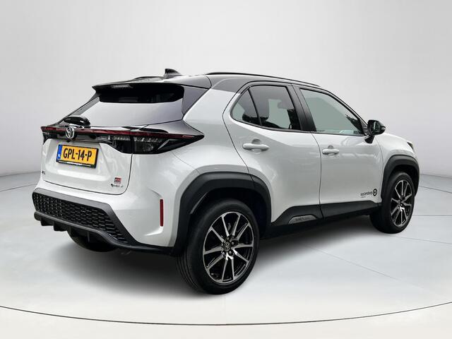 Toyota YARIS Cross 1.5 Hybrid 130 GR Sport | Plus Pack | Dynamic Grey met zwart dak | Demostratie auto |