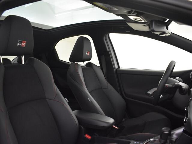 Toyota YARIS 1.5 Hyb. GR Sport Panoramadak | PDC V+A | JBL | BLS | Stoelverwa