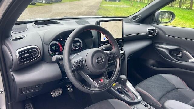 Toyota YARIS Cross 1.5 Hybrid GR Sport DEMO!! APPLE CARPLAY, DAB RADIO, JBL SOUNDSYSTEM, STOEL+STUURVERWARMING, HEAD-UP DISPLAY, DODEHOEK+RIJBAAN ASSIST, ADAPTIVE CRUISE CONTROL, ELEC. ACHTERKLEP, PARKEERHULP V/A, ACHTERUITRIJCAMERA, LED-LICHT, 18"GR-SPORT L/M-VELGEN,