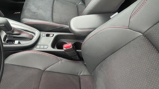 Toyota YARIS Cross 1.5 Hybrid GR Sport DEMO!! APPLE CARPLAY, DAB RADIO, JBL SOUNDSYSTEM, STOEL+STUURVERWARMING, HEAD-UP DISPLAY, DODEHOEK+RIJBAAN ASSIST, ADAPTIVE CRUISE CONTROL, ELEC. ACHTERKLEP, PARKEERHULP V/A, ACHTERUITRIJCAMERA, LED-LICHT, 18"GR-SPORT L/M-VELGEN,