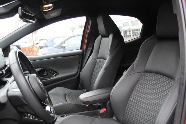 Toyota YARIS 1.5 Hybrid Executive Bi-Tone | Rijklaar | Trekhaak | Apple/Android | Camera | Stoelverwarming | Clima | Cruise |