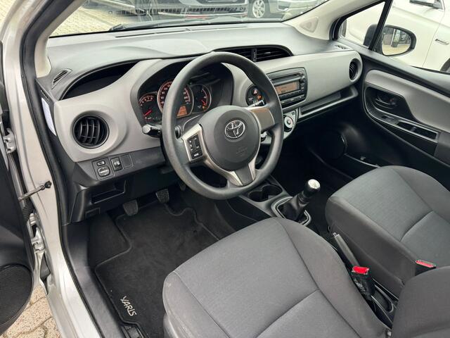 Toyota YARIS 1.0 VVT-i Now airco, trekhaak, centr vergr,