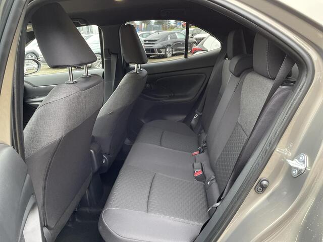 Toyota YARIS Cross 1.5 Hybrid 115 First Edition **NAVIGATIE/ STUUR- EN STOELVERWARMING/ DODEHOEKDETECTIE/ 36 MAANDEN GARANTIE**