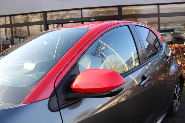 Toyota YARIS 1.5 Hybrid Tokyo Spirit Bi-Tone | Rijklaar | Navi | LED | Adaptive Cruise | Clima | Keyless | Camera | NL-auto