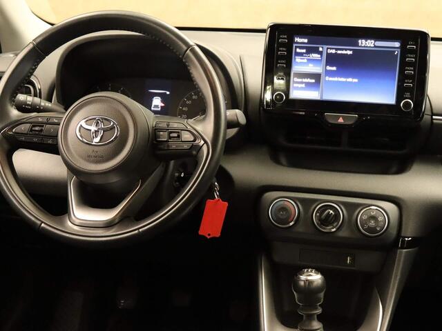 Toyota YARIS 1.5 VVT-i Active - AIRCO - BLUETOOTH - ADAPTIEVE CRUISE CONTROL - 6 VERSNELLINGEN - ACHTERUITRIJCAMERA - LEDEREN STUUR - LICHT/ REGENSENSOR - ELEKTRISCHE RAMEN VOOR - DAB RADIO