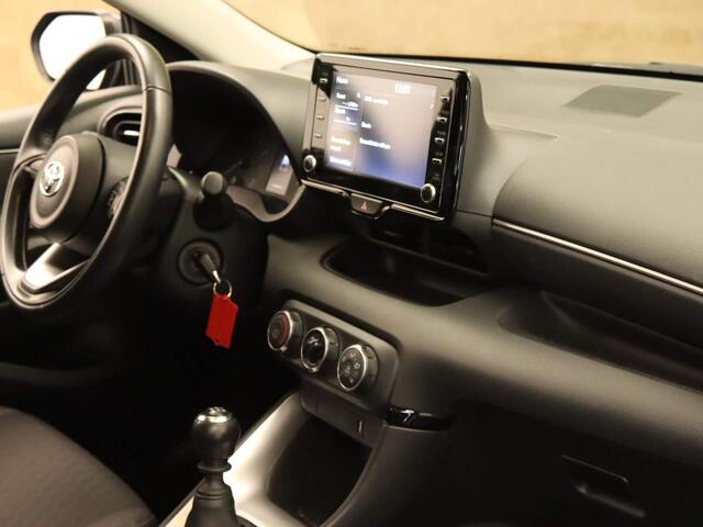 Toyota YARIS 1.5 VVT-i Active - AIRCO - BLUETOOTH - ADAPTIEVE CRUISE CONTROL - 6 VERSNELLINGEN - ACHTERUITRIJCAMERA - LEDEREN STUUR - LICHT/ REGENSENSOR - ELEKTRISCHE RAMEN VOOR - DAB RADIO