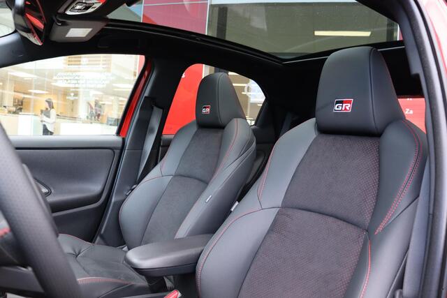 Toyota YARIS 1.5 Hybrid 130 GR Sport, GR Plus Pack , Nieuw, Uit voorraad leverbaar