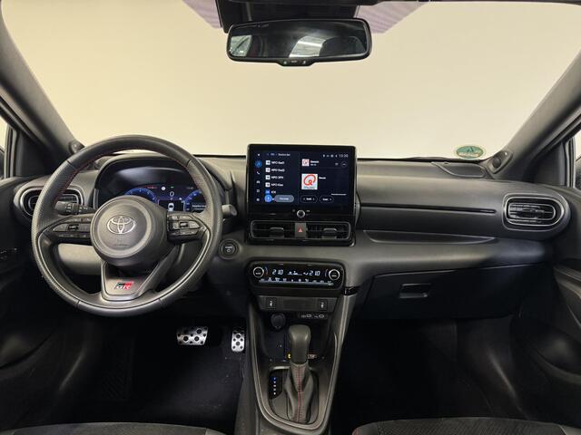 Toyota YARIS 1.5 Hybrid 130 GR Sport | Plus Pack | Afneembare Trekhaak | Panoramadak | Stuur & Stoel verwarming | JBL |