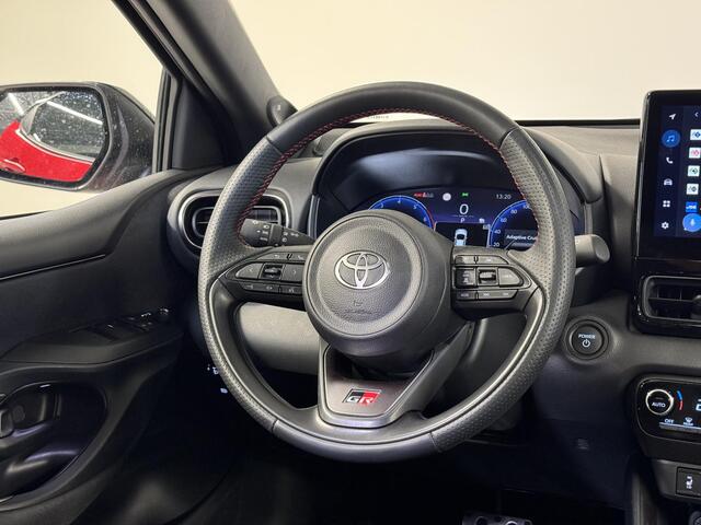 Toyota YARIS 1.5 Hybrid 130 GR Sport | Plus Pack | Afneembare Trekhaak | Panoramadak | Stuur & Stoel verwarming | JBL |