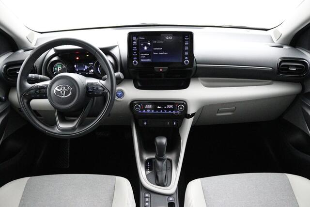 Toyota YARIS 1.5 Hybrid Executive | Two-tone | Stoelverwarming | 17 Inch lichtmetaal | Privacy glass |