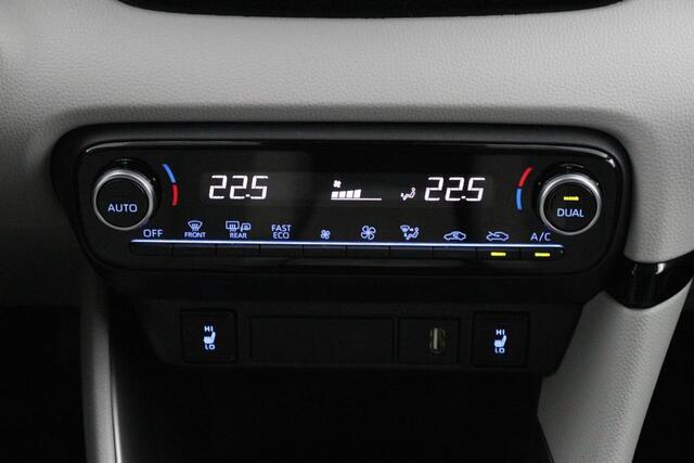 Toyota YARIS 1.5 Hybrid Executive | Two-tone | Stoelverwarming | 17 Inch lichtmetaal | Privacy glass |
