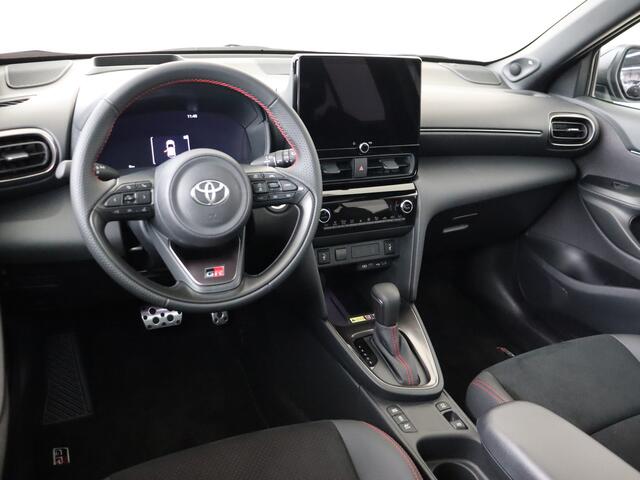 Toyota YARIS Cross 1.5 Hybrid 130 GR Sport *demo | Navigatie | Camera | Parkeersensoren | LM velgen | Draadloos telefoonladen | Panoramadak | Half leder | Stoelverwarming |
