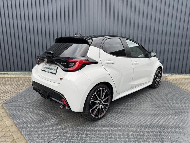 Toyota YARIS 1.5 Hybrid 130 GR Sport / Bi tone | BSM | PDC V+A | GR Grijs | Rijklaar!!