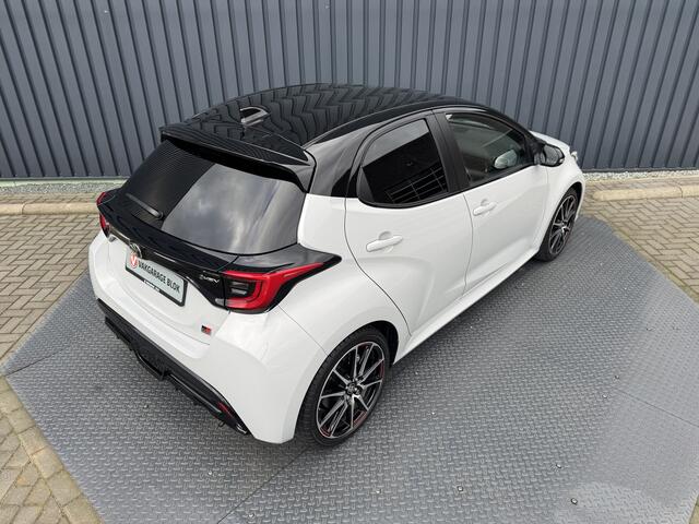 Toyota YARIS 1.5 Hybrid 130 GR Sport / Bi tone | BSM | PDC V+A | GR Grijs | Rijklaar!!