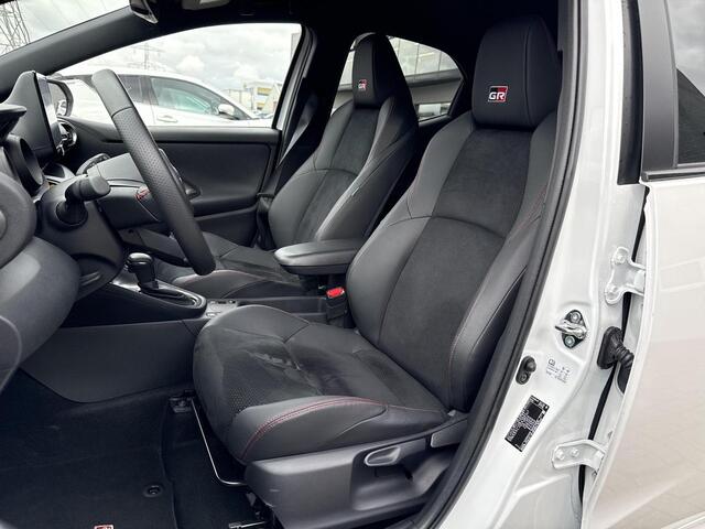 Toyota YARIS 1.5 Hybrid GR Sport **STOELVERWARMING/DODEHOEK DETECTIE/ KEYLESS**