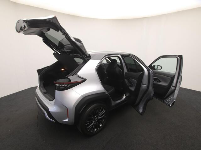 Toyota YARIS Cross 1.5 Hybrid Adventure automaat | CarPlay | Navigatie | Parkeersensoren | Achteruitrijcamera | Stoelverwarming | LED verlichting | Elektrische kofferklep