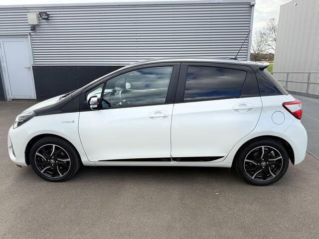 Toyota YARIS 1.5 Hybrid Bi-Tone | Achteruitrij camera | Cruise control | Bluetooth telefoonvoorbereiding | Buitenspiegels elektrisch verstelbaar | Bots herkenning en activatie | Electronic climate controle |
