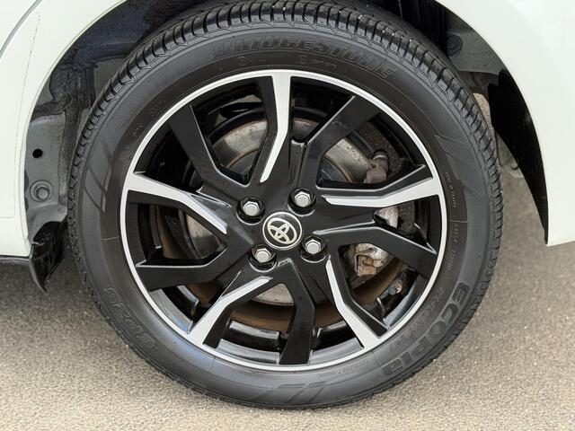 Toyota YARIS 1.5 Hybrid Bi-Tone | Achteruitrij camera | Cruise control | Bluetooth telefoonvoorbereiding | Buitenspiegels elektrisch verstelbaar | Bots herkenning en activatie | Electronic climate controle |