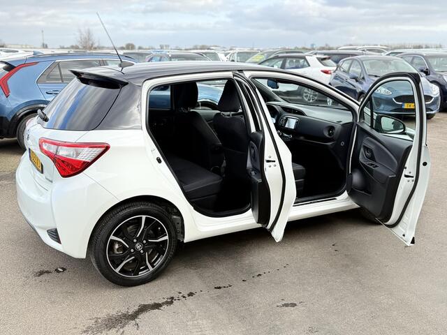Toyota YARIS 1.5 Hybrid Bi-Tone | Achteruitrij camera | Cruise control | Bluetooth telefoonvoorbereiding | Buitenspiegels elektrisch verstelbaar | Bots herkenning en activatie | Electronic climate controle |