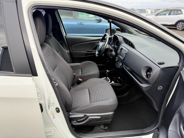 Toyota YARIS 1.5 Hybrid Bi-Tone | Achteruitrij camera | Cruise control | Bluetooth telefoonvoorbereiding | Buitenspiegels elektrisch verstelbaar | Bots herkenning en activatie | Electronic climate controle |